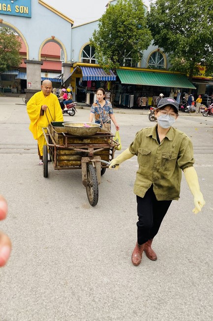 Chanting and the charity on the lunar full moon day at Dong Cao Pagoda