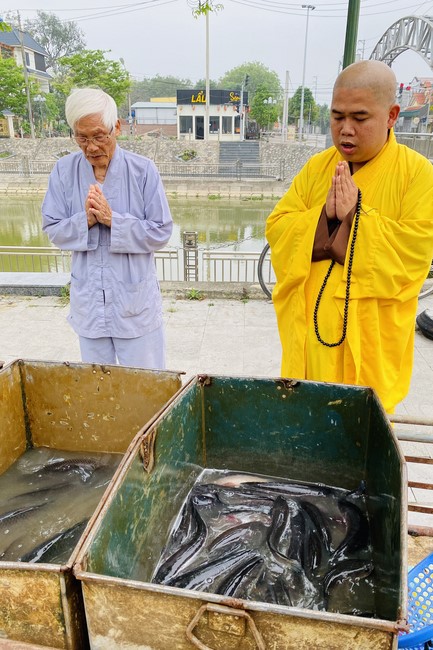 Chanting and the charity on the lunar full moon day at Dong Cao Pagoda