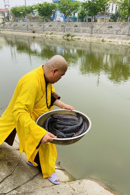 Chanting and the charity on the lunar full moon day at Dong Cao Pagoda