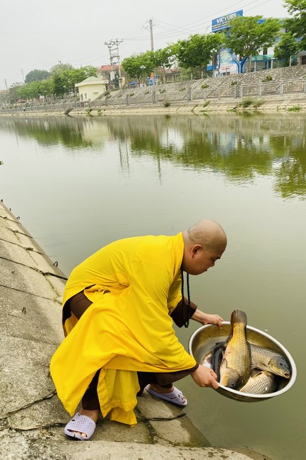 Chanting and the charity on the lunar full moon day at Dong Cao Pagoda