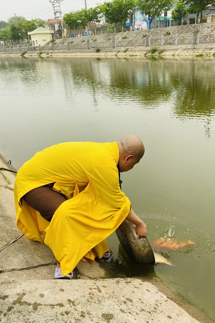 Chanting and the charity on the lunar full moon day at Dong Cao Pagoda