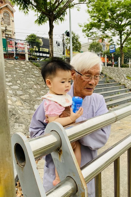 Chanting and the charity on the lunar full moon day at Dong Cao Pagoda