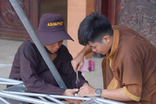 Preparing for decoration the Great Ceremony of Buddha's Birthday (part 1)
