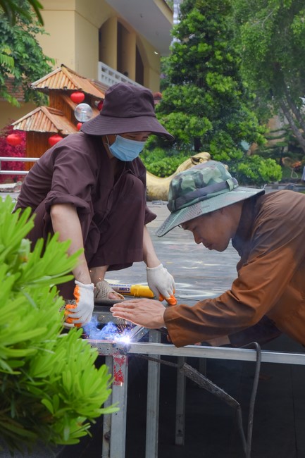 Preparing for decoration the Great Ceremony of Buddha's Birthday (part 1)