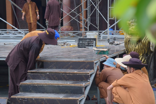 Preparing for decoration the Great Ceremony of Buddha's Birthday (part 1)