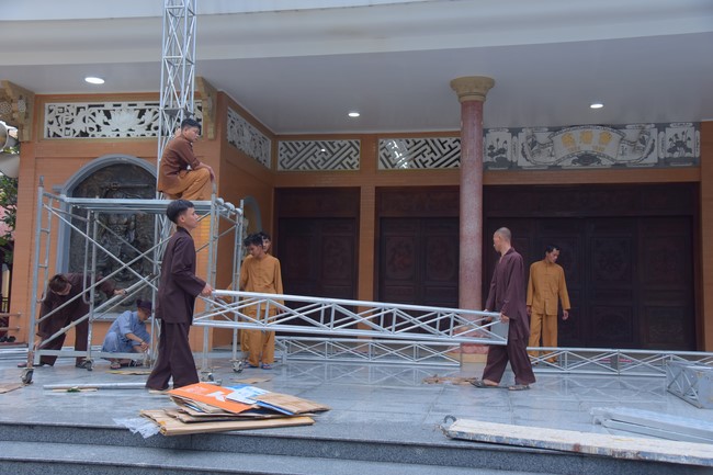 Preparing for decoration the Great Ceremony of Buddha's Birthday (part 1)