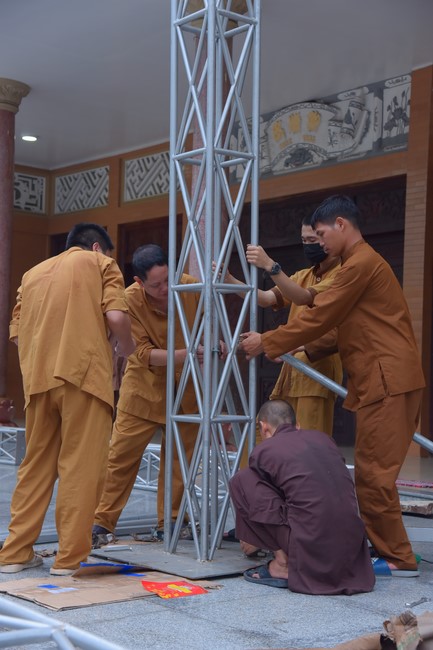 Preparing for decoration the Great Ceremony of Buddha's Birthday (part 1)