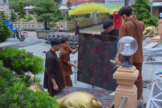 Preparing for decoration the Great Ceremony of Buddha's Birthday (part 1)