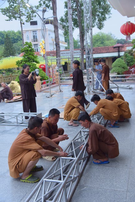 Preparing for decoration the Great Ceremony of Buddha's Birthday (part 1)