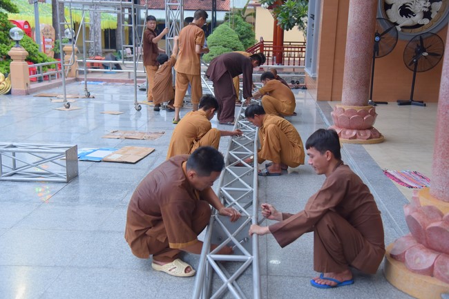 Preparing for decoration the Great Ceremony of Buddha's Birthday (part 1)