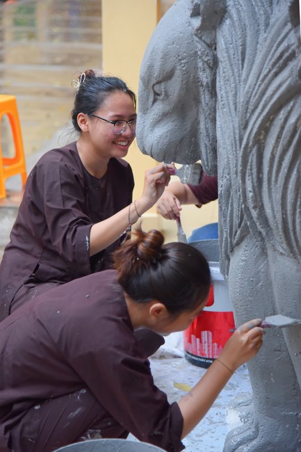 Preparing for decoration the Great Ceremony of Buddha's Birthday (part 1)