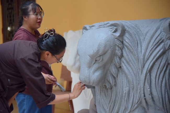 Preparing for decoration the Great Ceremony of Buddha's Birthday (part 1)