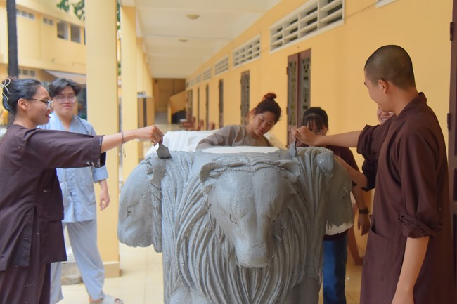 Preparing for decoration the Great Ceremony of Buddha's Birthday (part 1)