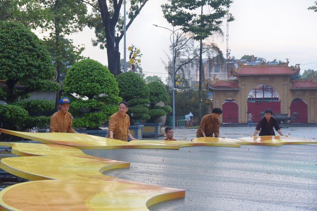 Preparing for decoration the Great Ceremony of Buddha's Birthday (part 1)