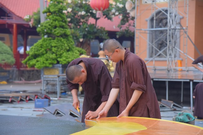 Preparing for decoration the Great Ceremony of Buddha's Birthday (part 1)