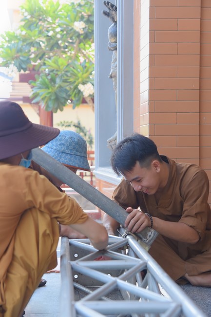 Preparing for decoration the Great Ceremony of Buddha's Birthday (part 1)