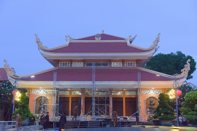 Preparing for decoration the Great Ceremony of Buddha's Birthday (part 1)