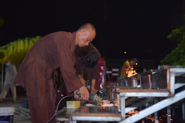 Preparing for decoration the Great Ceremony of Buddha's Birthday (part 1)