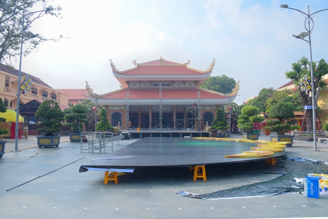 Preparing for decoration the Great Ceremony of Buddha's Birthday (part 1)