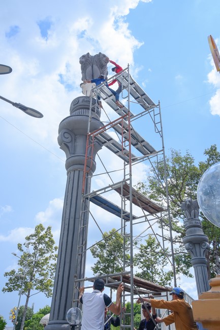 Preparing for decoration the Great Ceremony of Buddha's Birthday (part 1)
