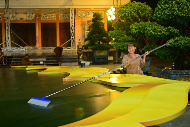 Preparing for decoration the Great Ceremony of Buddha's Birthday (part 1)