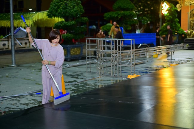 Preparing for decoration the Great Ceremony of Buddha's Birthday (part 1)