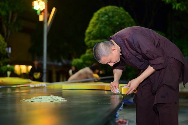 Preparing for decoration the Great Ceremony of Buddha's Birthday (part 1)