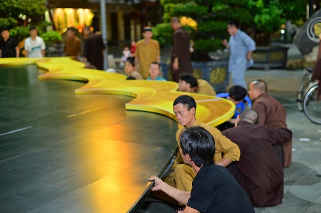 Preparing for decoration the Great Ceremony of Buddha's Birthday (part 1)