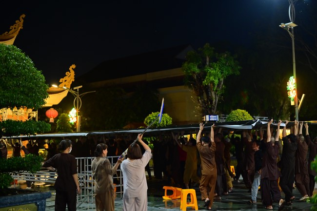 Preparing for decoration the Great Ceremony of Buddha's Birthday (part 1)