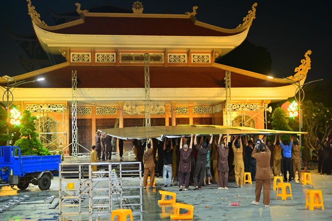 Preparing for decoration the Great Ceremony of Buddha's Birthday (part 1)