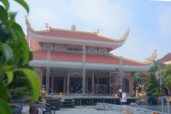 Preparing for decoration the Great Ceremony of Buddha's Birthday (part 1)