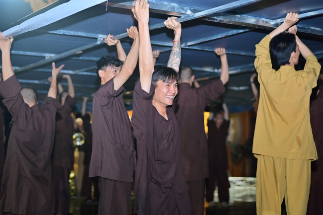 Preparing for decoration the Great Ceremony of Buddha's Birthday (part 1)