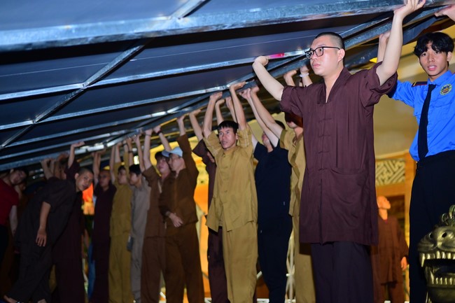 Preparing for decoration the Great Ceremony of Buddha's Birthday (part 1)