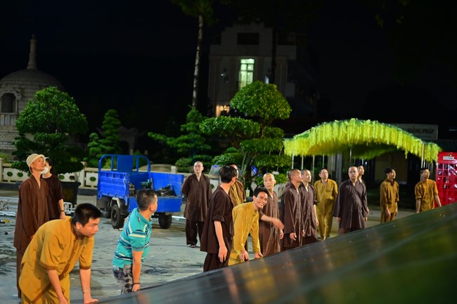 Preparing for decoration the Great Ceremony of Buddha's Birthday (part 1)