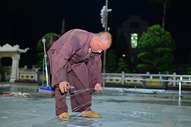 Preparing for decoration the Great Ceremony of Buddha's Birthday (part 1)