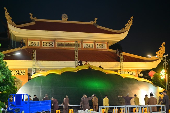 Preparing for decoration the Great Ceremony of Buddha's Birthday (part 1)