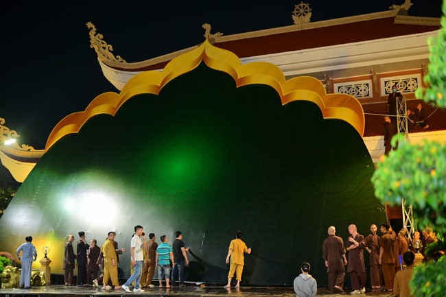 Preparing for decoration the Great Ceremony of Buddha's Birthday (part 1)