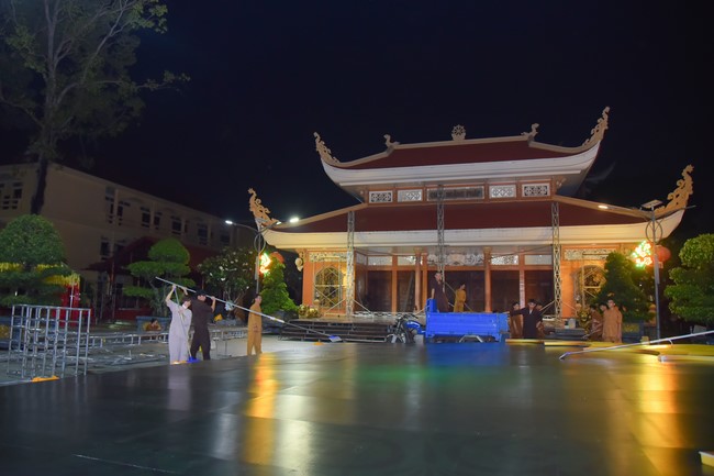 Preparing for decoration the Great Ceremony of Buddha's Birthday (part 1)