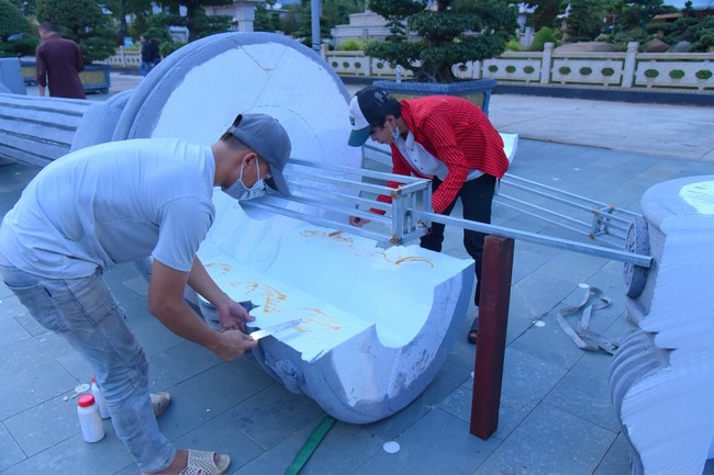 Preparing for decoration the Great Ceremony of Buddha's Birthday (part 1)