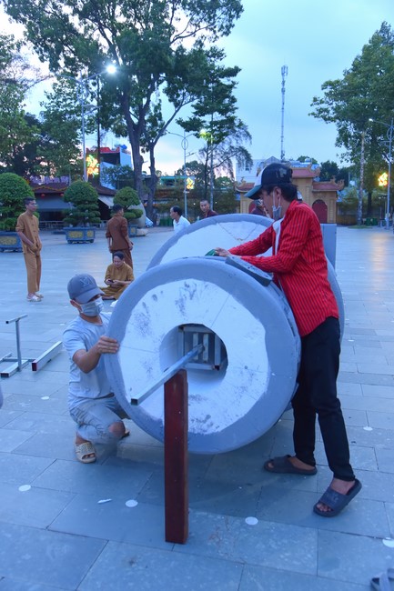 Preparing for decoration the Great Ceremony of Buddha's Birthday (part 1)