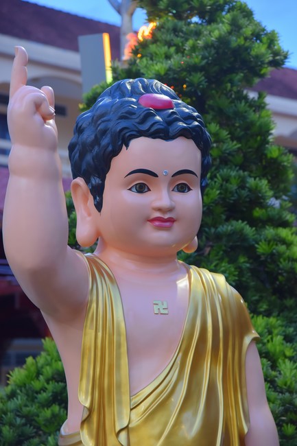 Preparing for decoration the Great Ceremony of Buddha's Birthday (part 1)