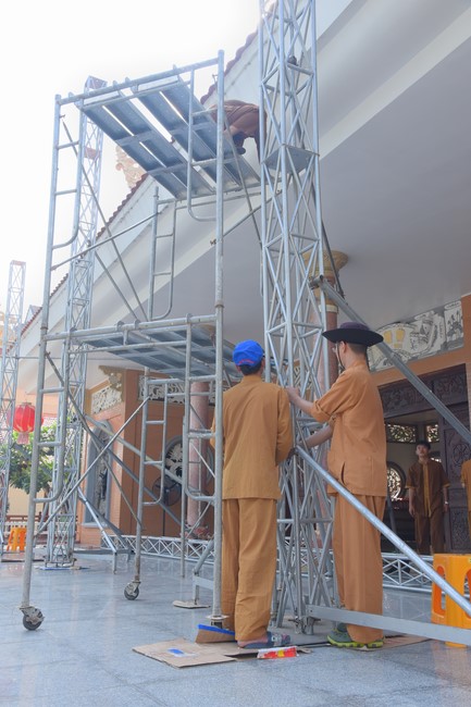 Preparing for decoration the Great Ceremony of Buddha's Birthday (part 1)
