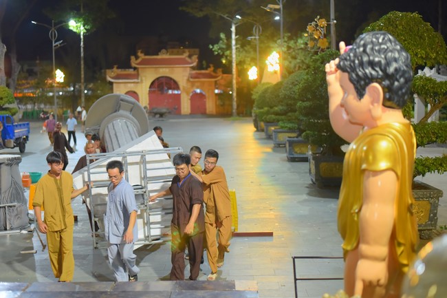 Preparing for decoration the Great Ceremony of Buddha's Birthday (part 1)