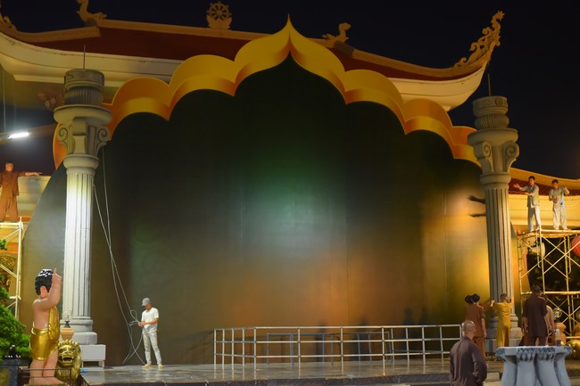 Preparing for decoration the Great Ceremony of Buddha's Birthday (part 1)