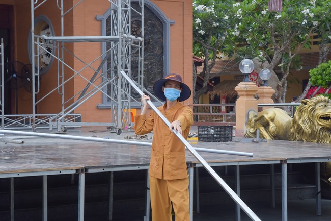 Preparing for decoration the Great Ceremony of Buddha's Birthday (part 1)