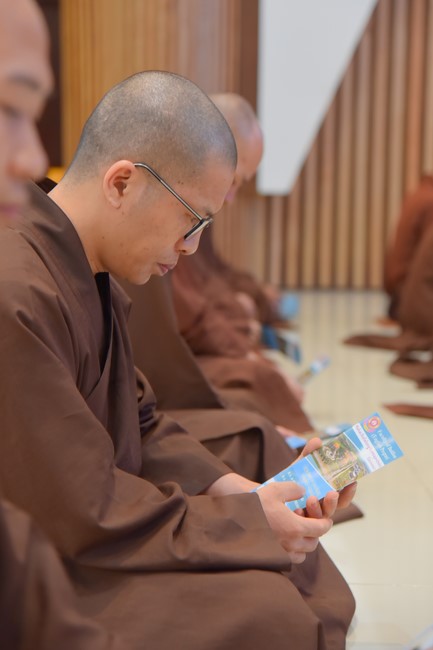 Representatives of Mahachulalongkornrajavidyalaya Buddhist University of Thailand visit Hoang Phap Pagoda