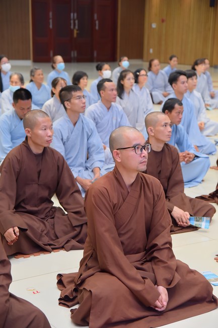 Representatives of Mahachulalongkornrajavidyalaya Buddhist University of Thailand visit Hoang Phap Pagoda