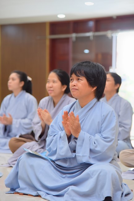 Representatives of Mahachulalongkornrajavidyalaya Buddhist University of Thailand visit Hoang Phap Pagoda