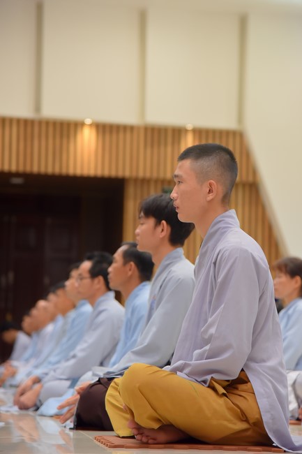 Representatives of Mahachulalongkornrajavidyalaya Buddhist University of Thailand visit Hoang Phap Pagoda