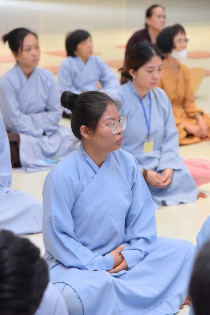 Representatives of Mahachulalongkornrajavidyalaya Buddhist University of Thailand visit Hoang Phap Pagoda